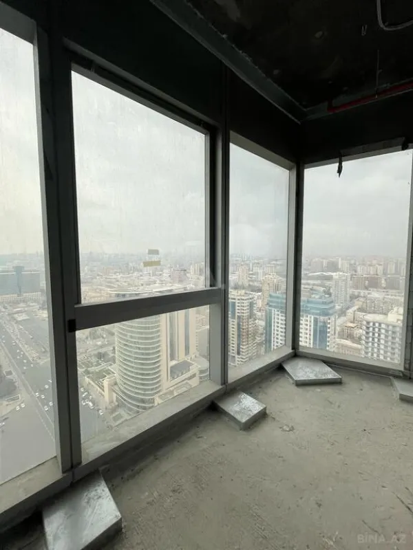 Satılır 3 otaqlı mənzil 172 m²