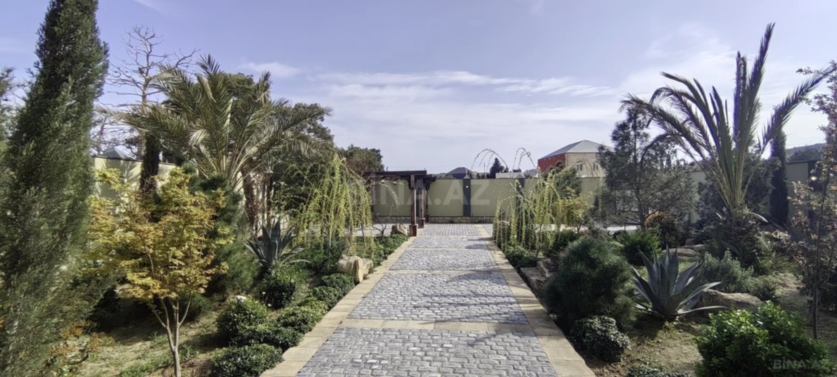 Satılır 5 otaqlı həyət evi 320 m²