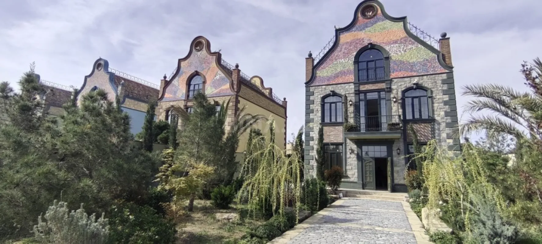 Satılır 5 otaqlı həyət evi 320 m²