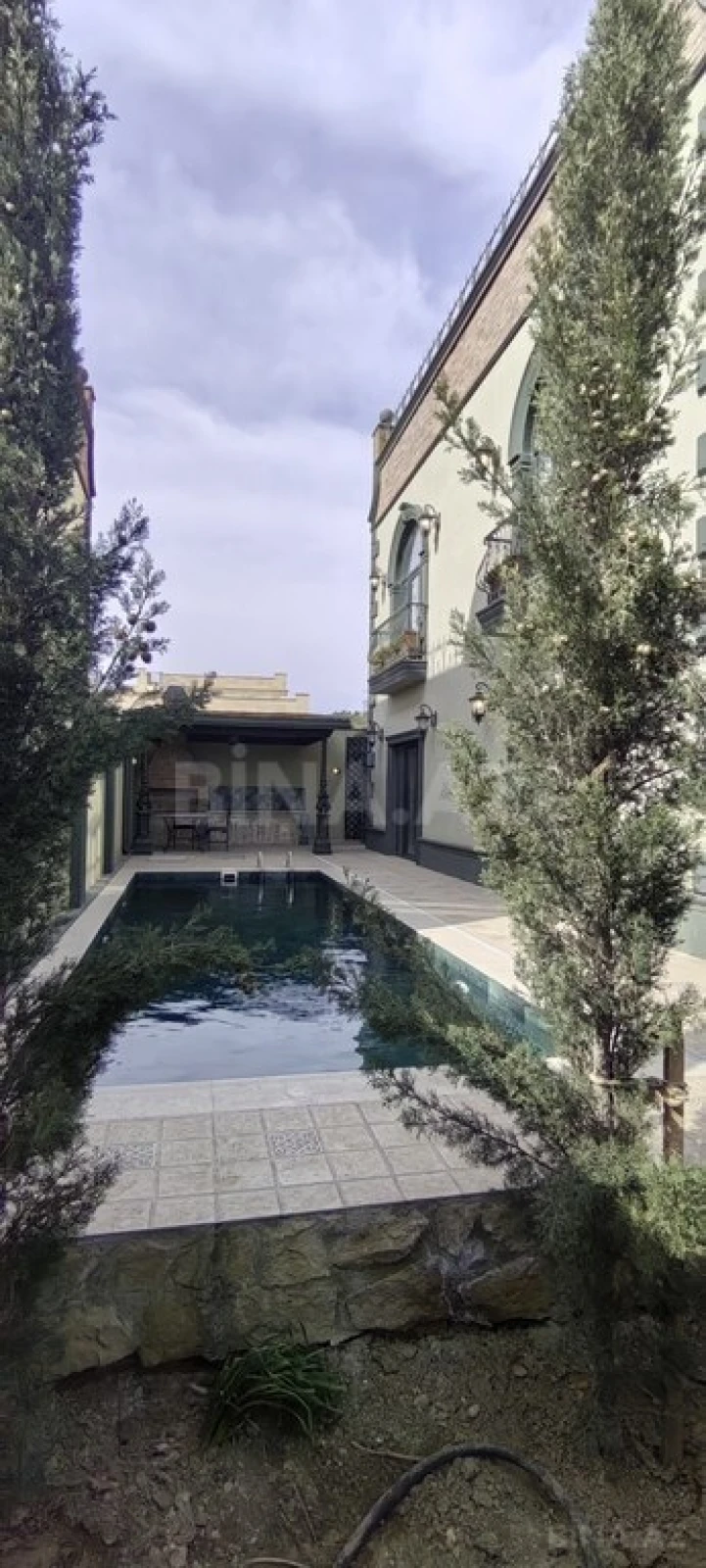 Satılır 5 otaqlı həyət evi 320 m²