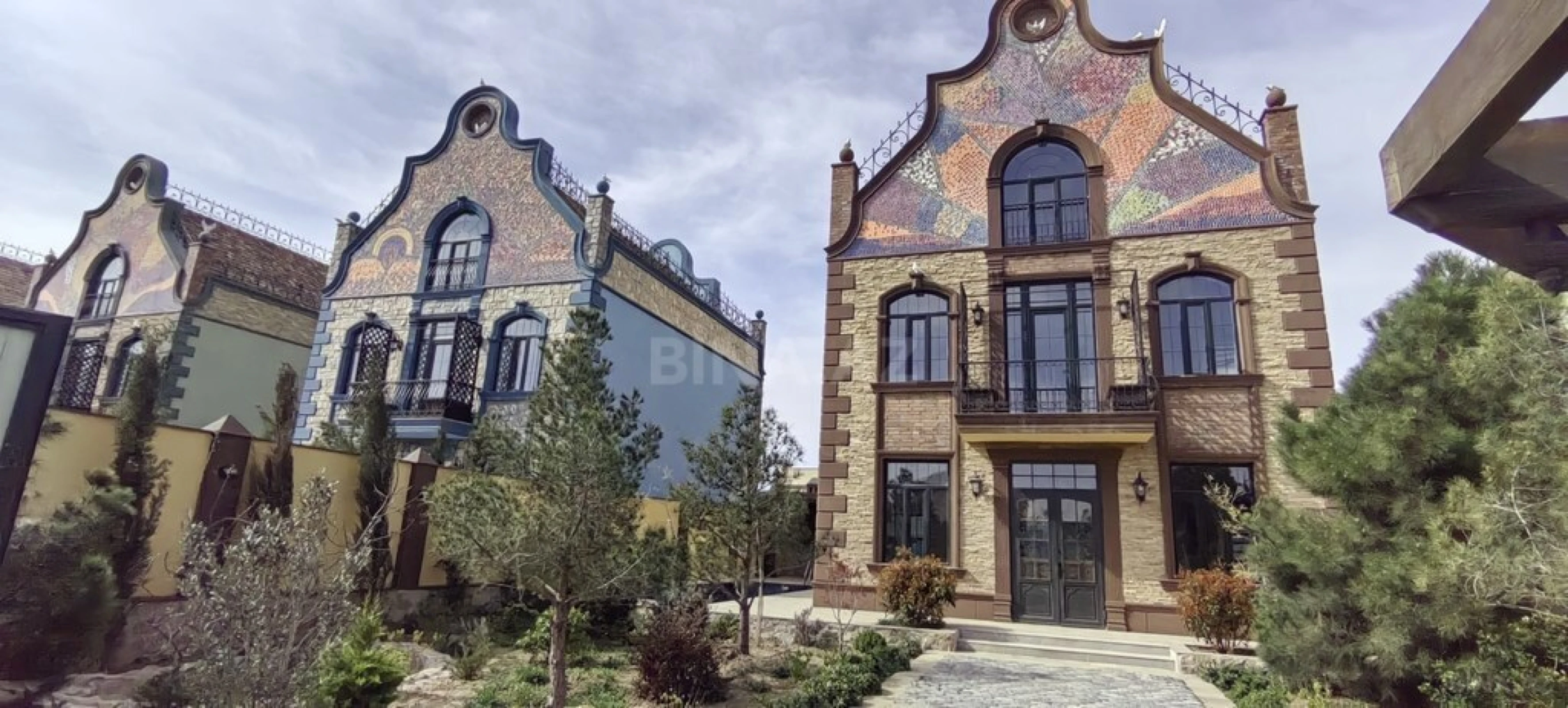 Satılır 5 otaqlı həyət evi 320 m²