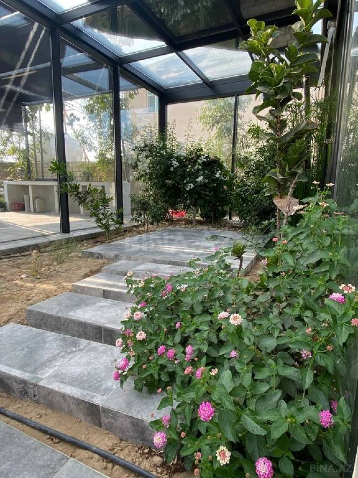 Satılır 14 otaqlı həyət evi 360 m²