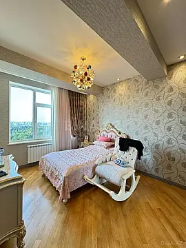 Satılır 4 otaqlı mənzil 227 m²