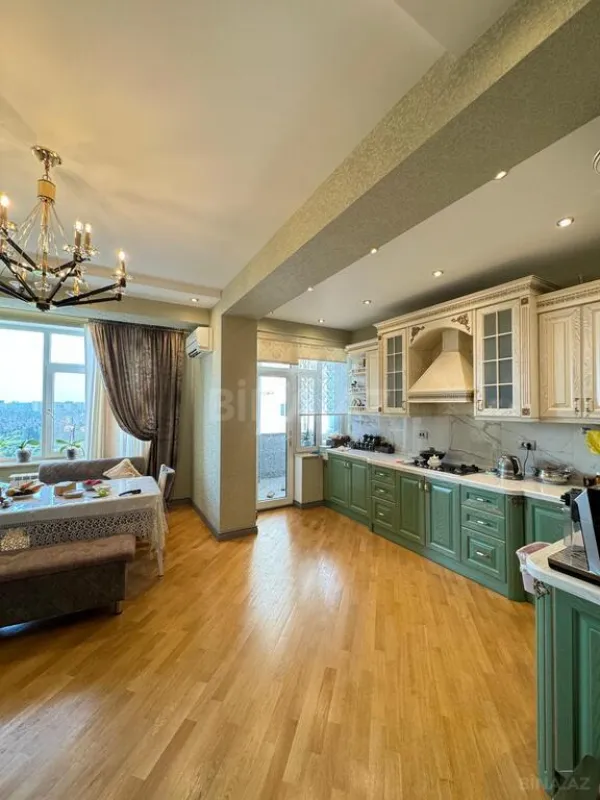 Satılır 4 otaqlı mənzil 227 m²