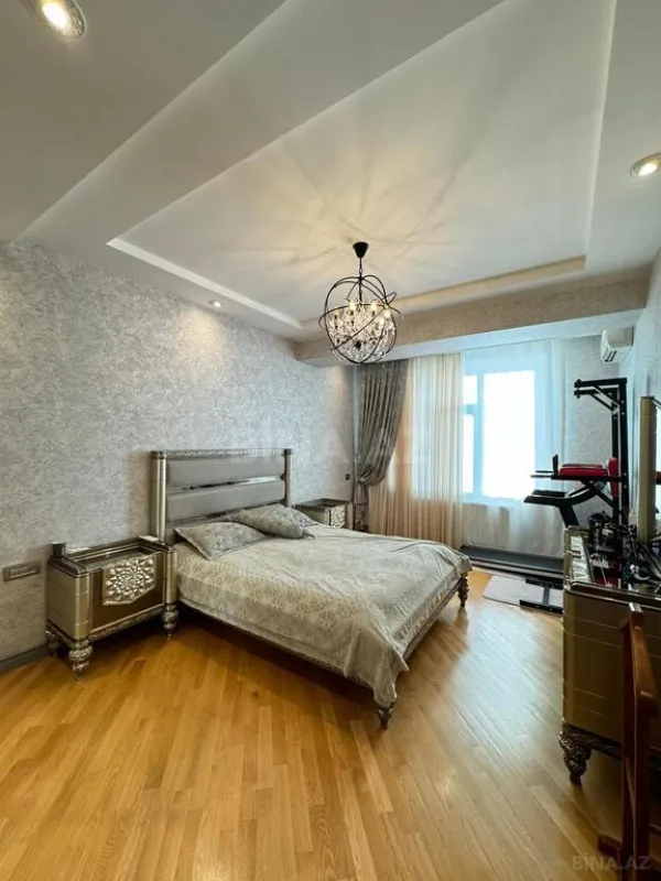 Satılır 4 otaqlı mənzil 227 m²