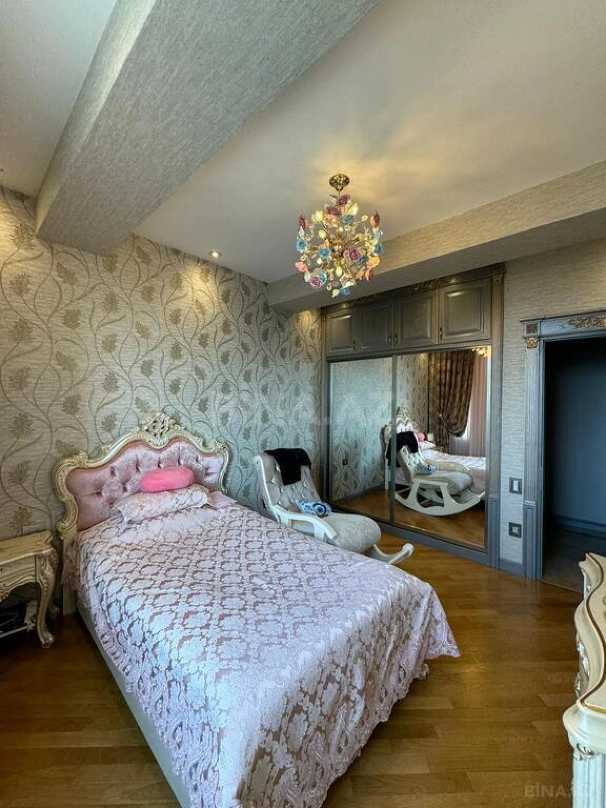 Satılır 4 otaqlı mənzil 227 m²