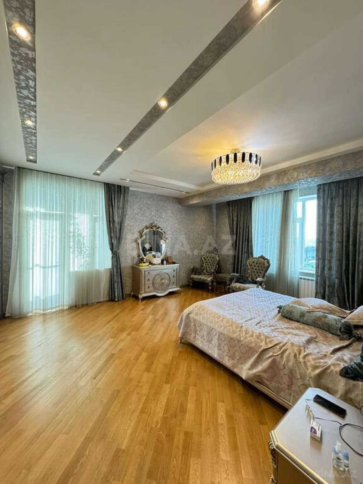 Satılır 4 otaqlı mənzil 227 m²