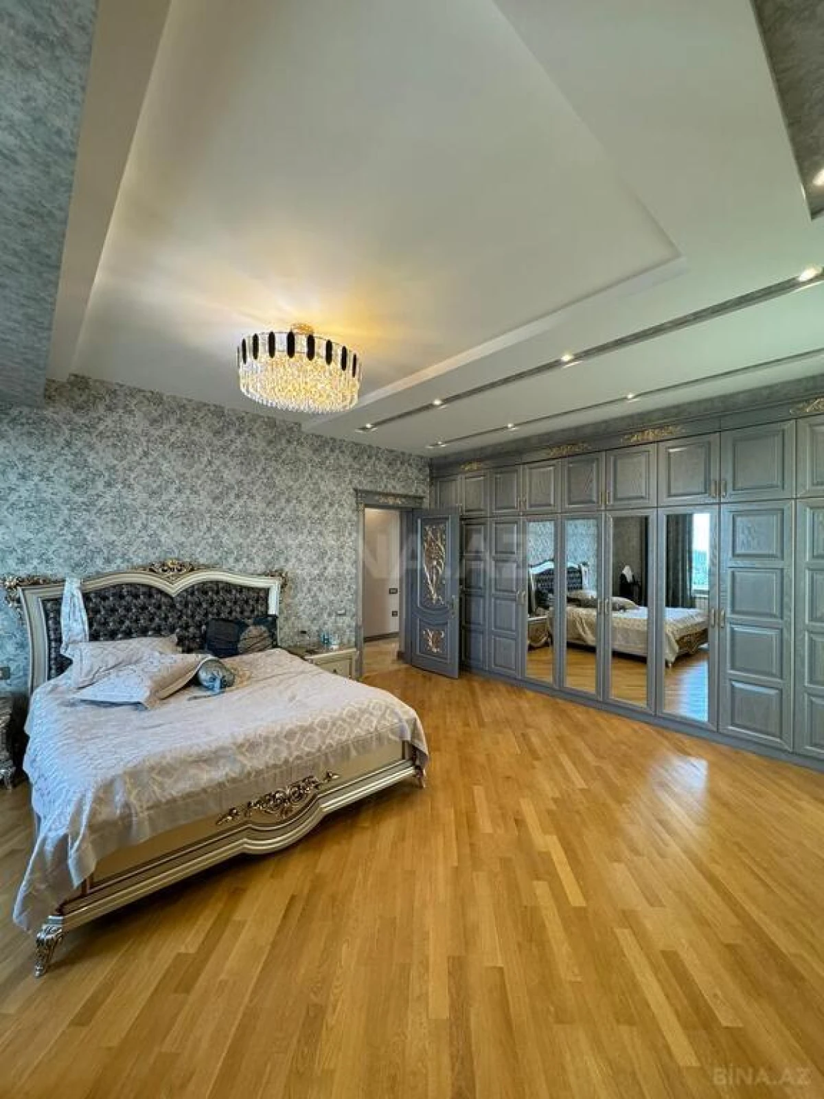 Satılır 4 otaqlı mənzil 227 m²