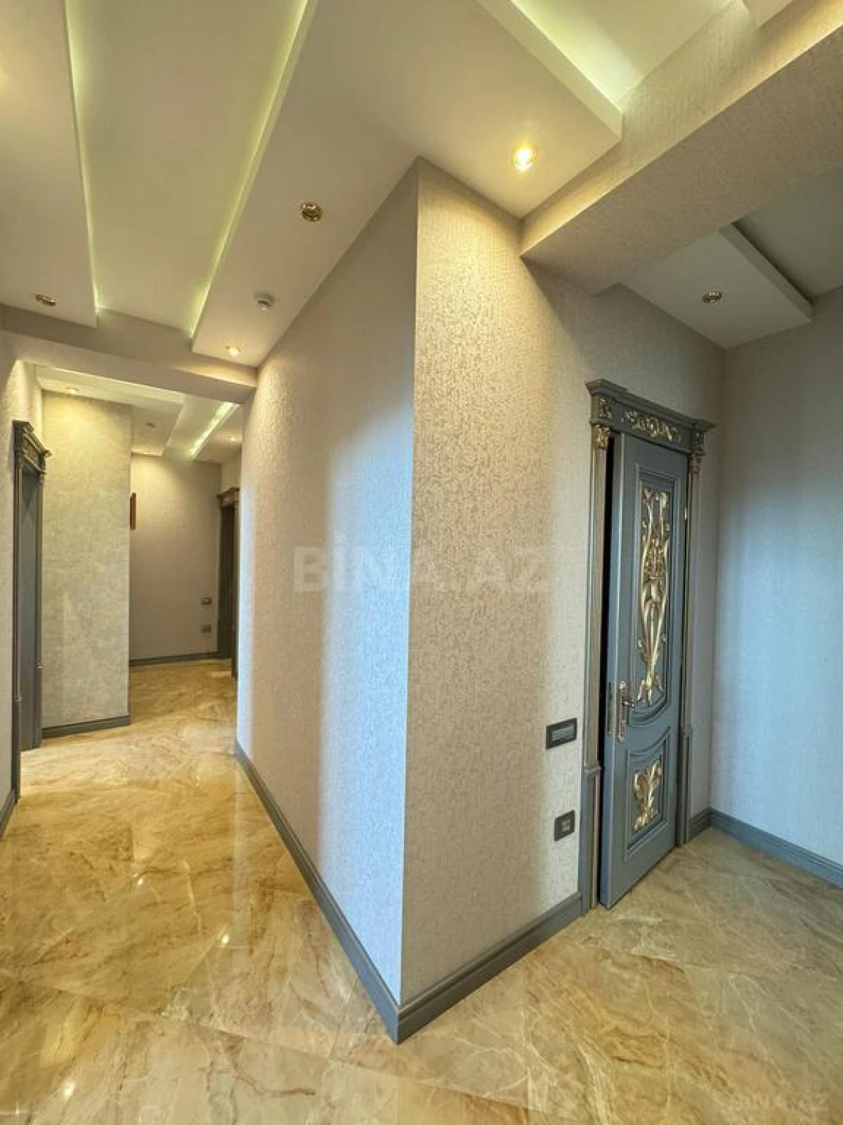 Satılır 4 otaqlı mənzil 227 m²
