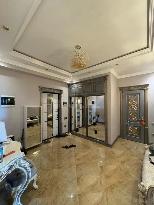 Satılır 4 otaqlı mənzil 227 m²