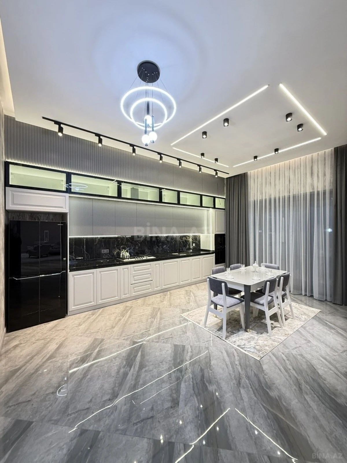 Satılır 5 otaqlı həyət evi 250 m²