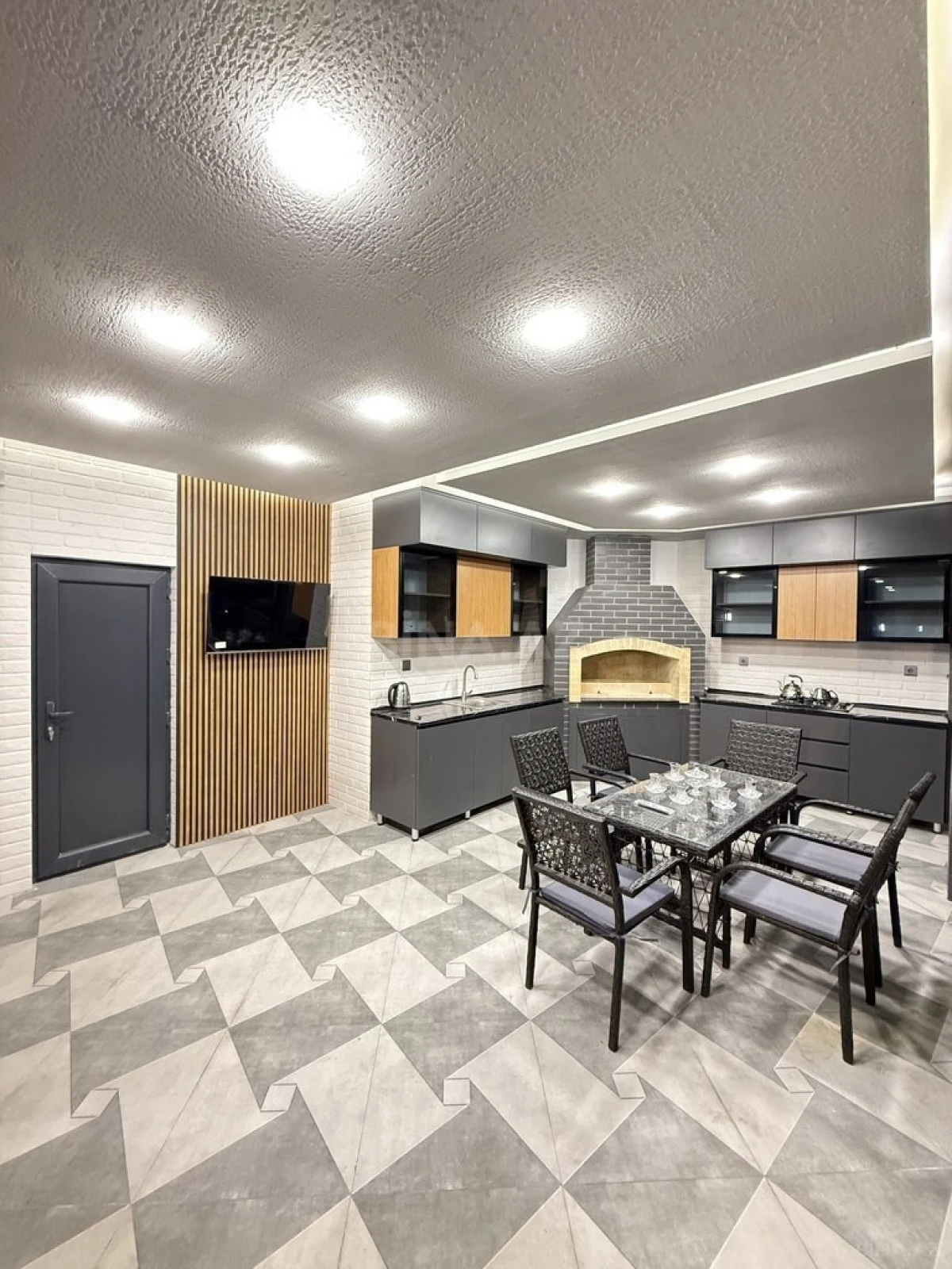 Satılır 5 otaqlı həyət evi 250 m²