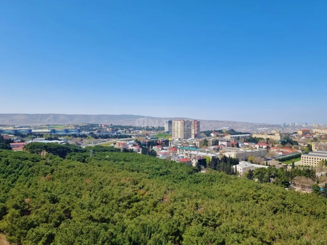 Satılır 9 otaqlı həyət evi 1000 m²