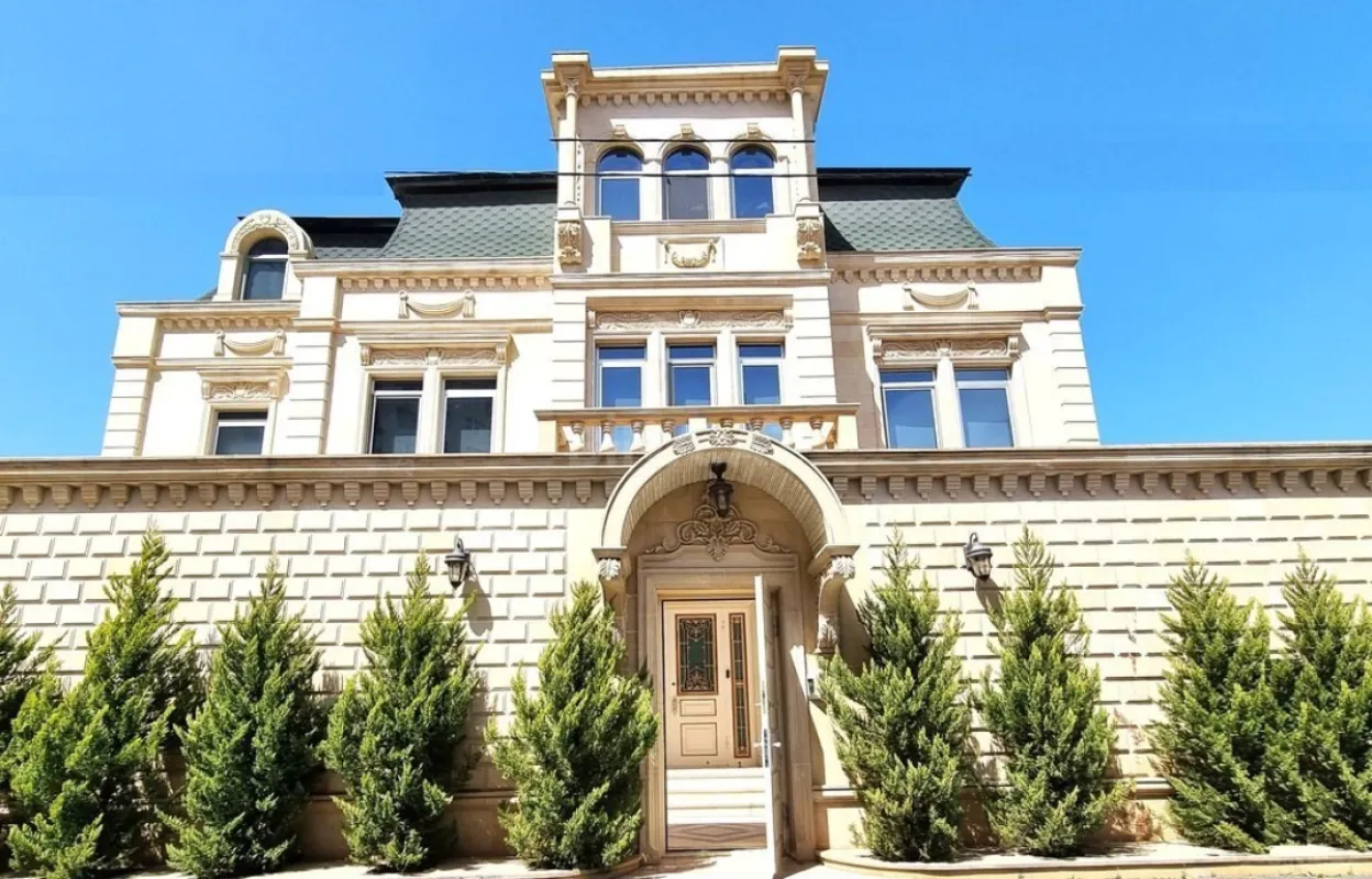 Satılır 9 otaqlı həyət evi 1000 m²