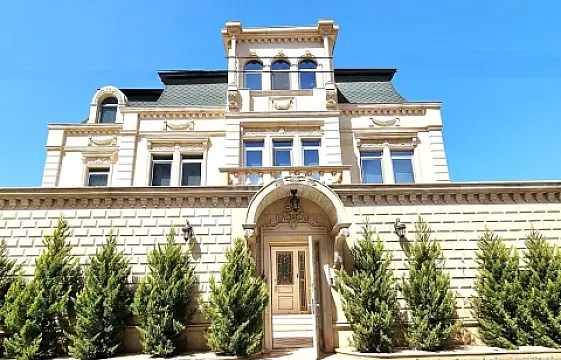 Satılır 9 otaqlı həyət evi 1000 m²