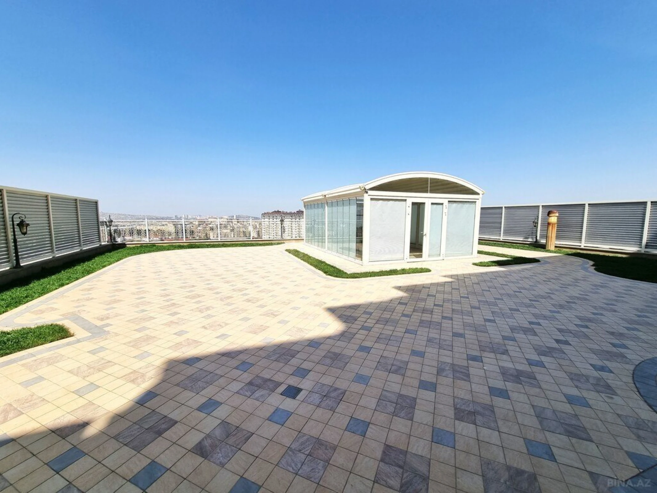 Satılır 9 otaqlı həyət evi 1000 m²