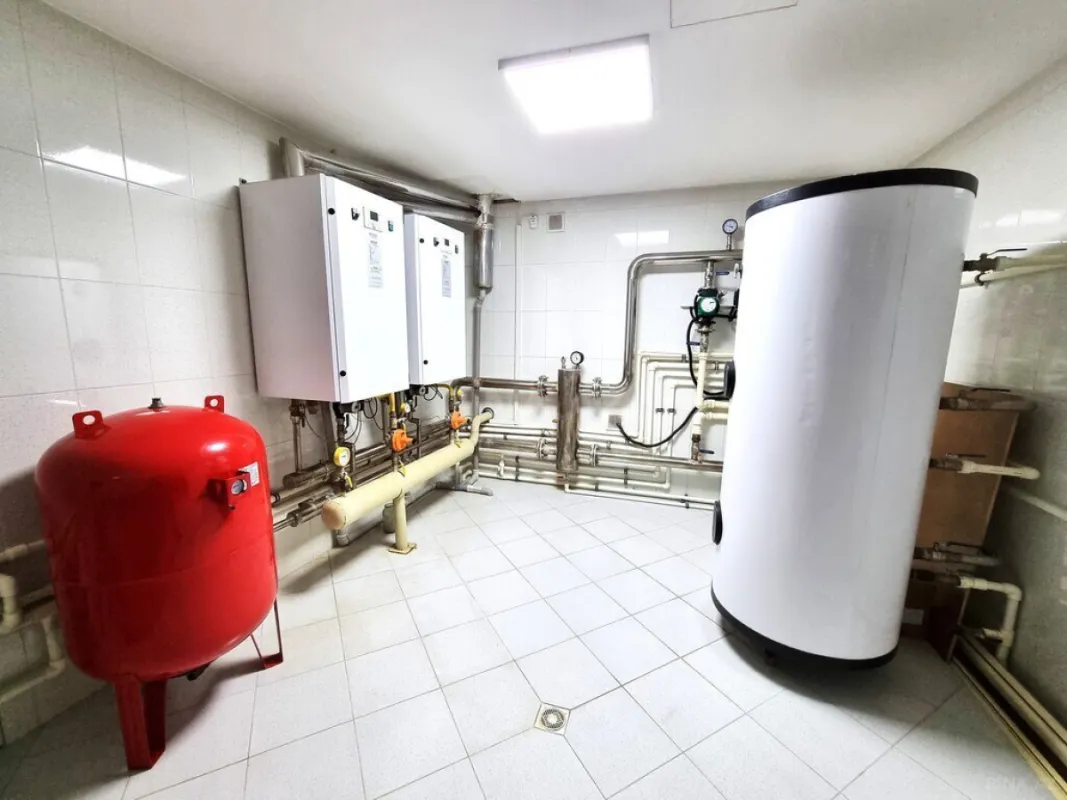 Satılır 9 otaqlı həyət evi 1000 m²