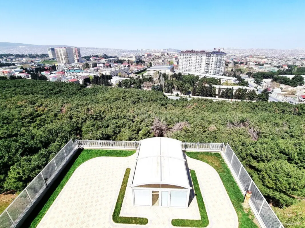 Satılır 9 otaqlı həyət evi 1000 m²
