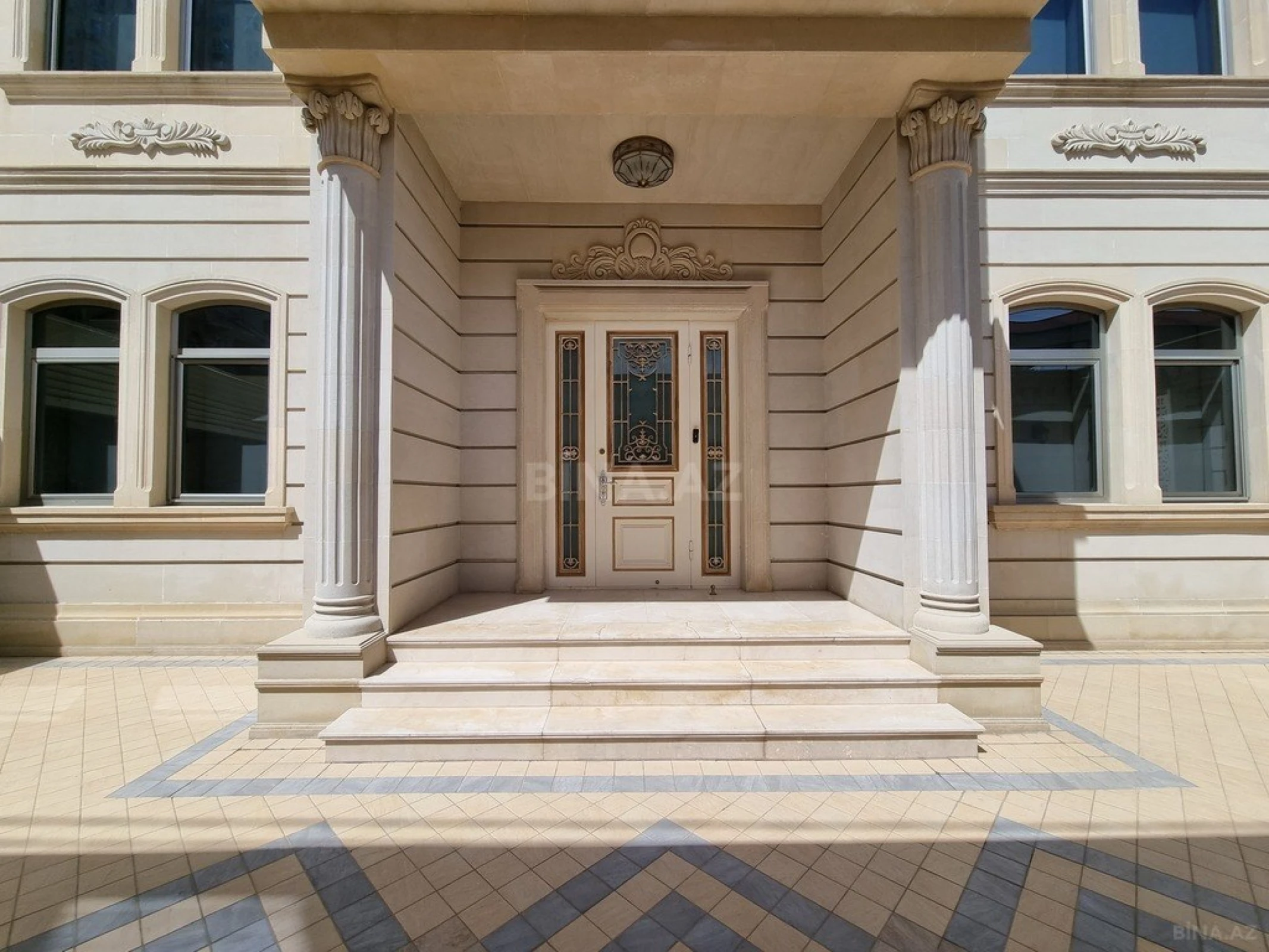 Satılır 9 otaqlı həyət evi 1000 m²