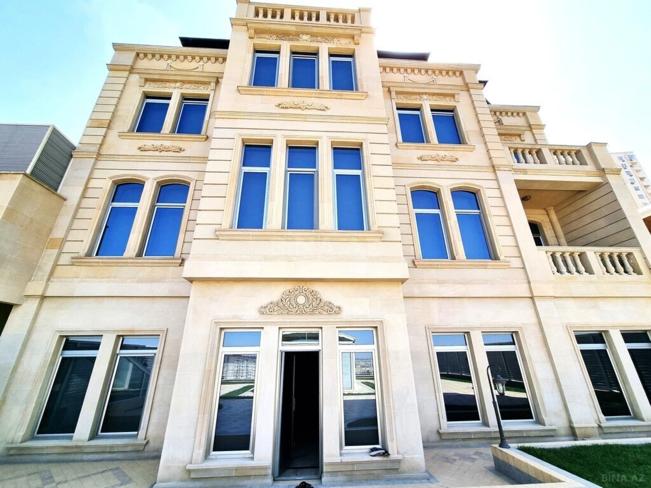 Satılır 9 otaqlı həyət evi 1000 m²