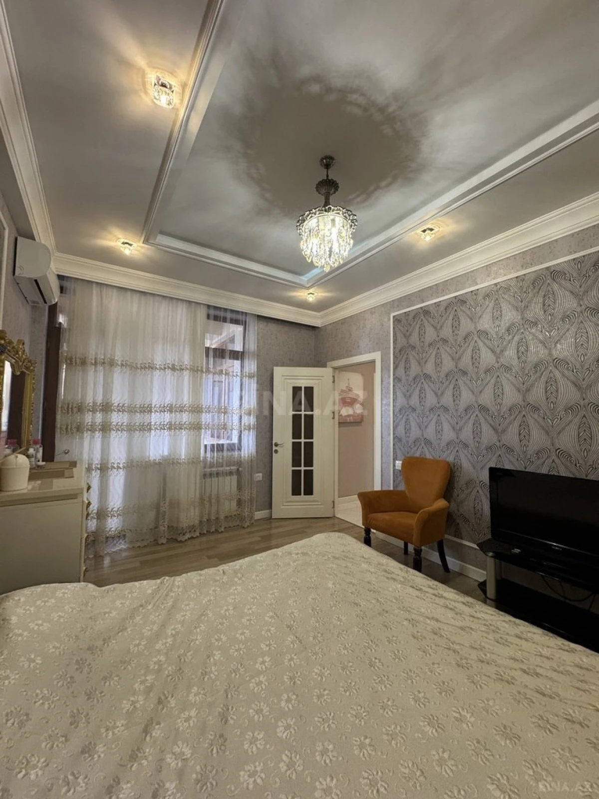 Satılır 3 otaqlı mənzil 143 m²