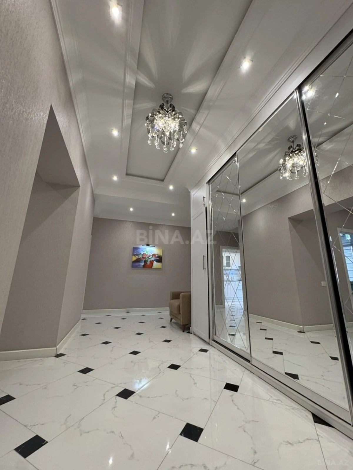 Satılır 3 otaqlı mənzil 143 m²