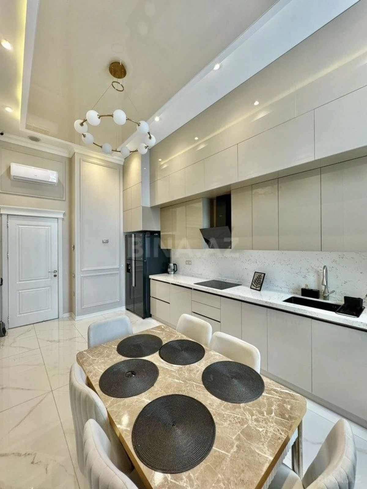 Satılır 4 otaqlı mənzil 168 m²