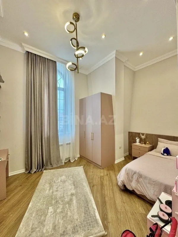 Satılır 4 otaqlı mənzil 168 m²