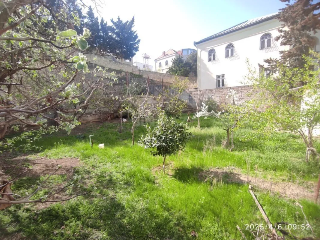 Satılır 10 otaqlı həyət evi 330 m²