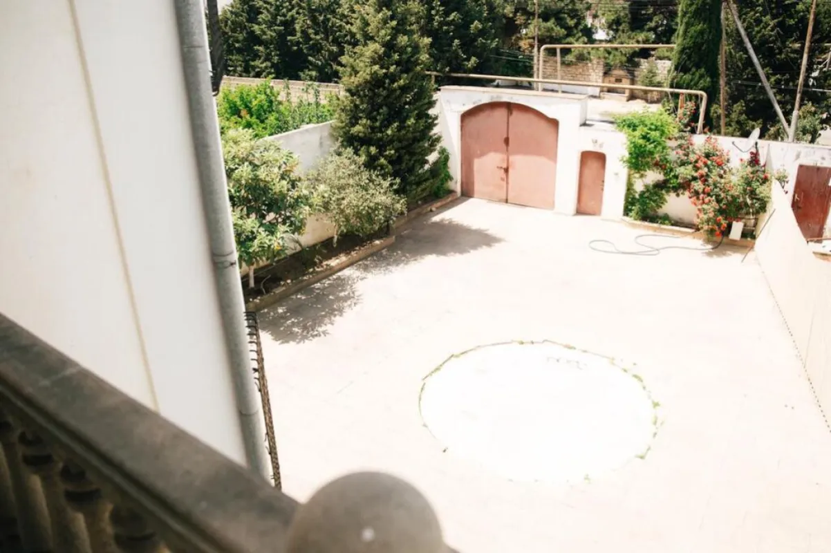 Satılır 10 otaqlı həyət evi 330 m²