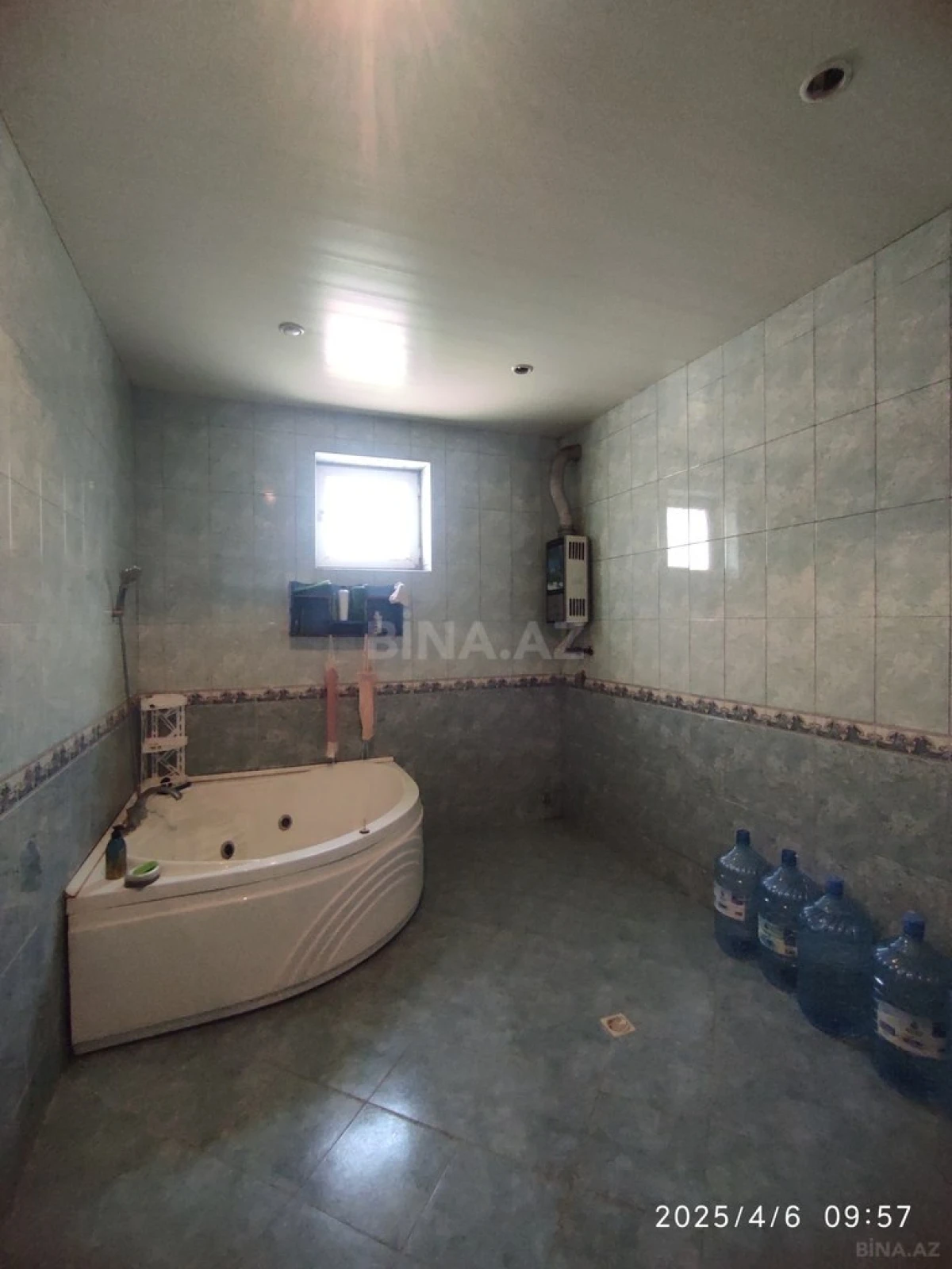 Satılır 10 otaqlı həyət evi 330 m²