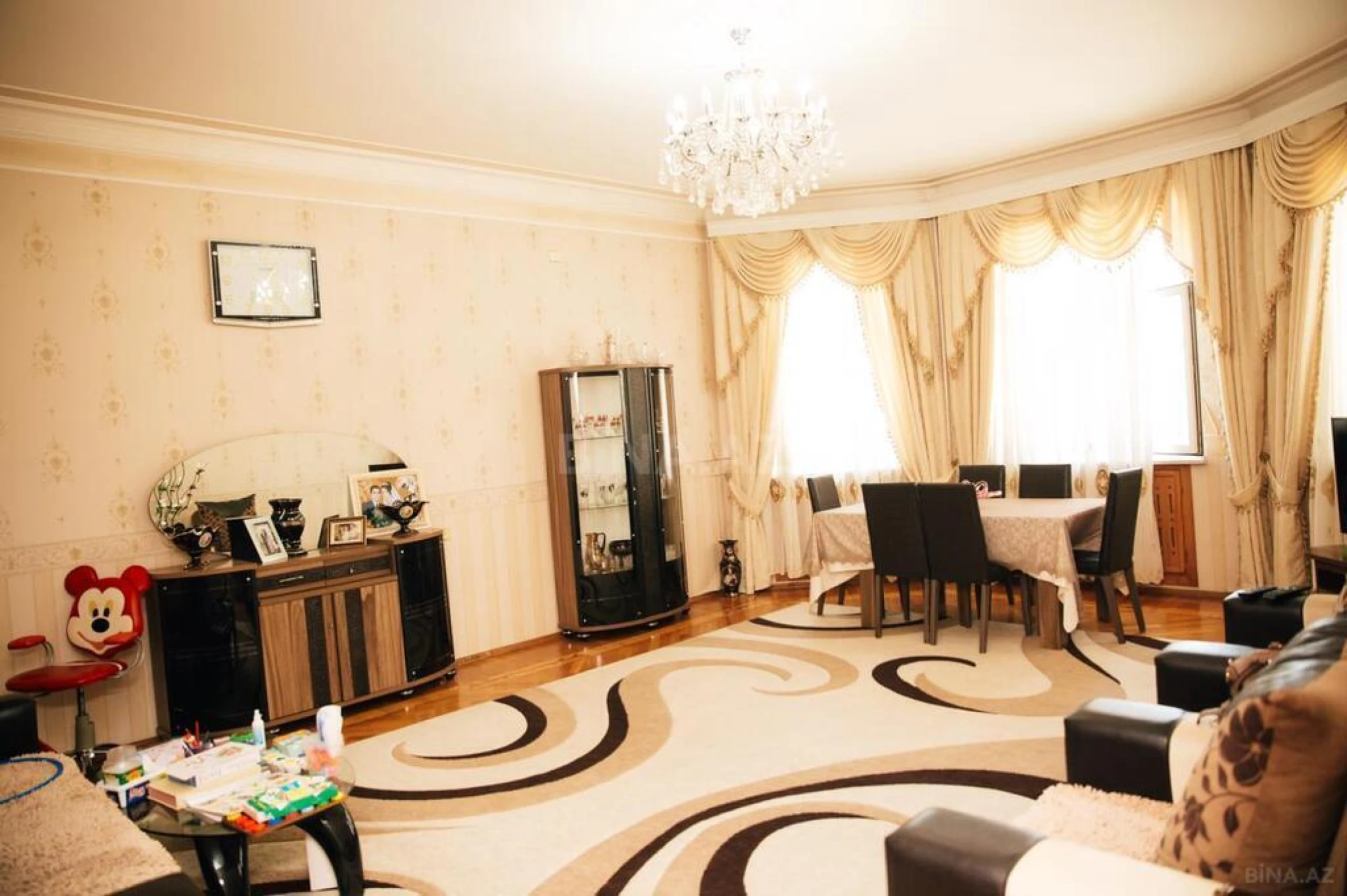 Satılır 10 otaqlı həyət evi 330 m²