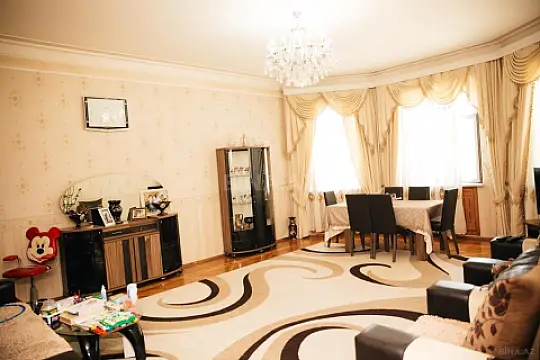 Satılır 10 otaqlı həyət evi 330 m²