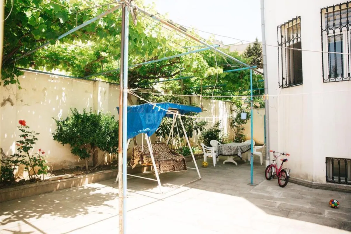 Satılır 10 otaqlı həyət evi 330 m²