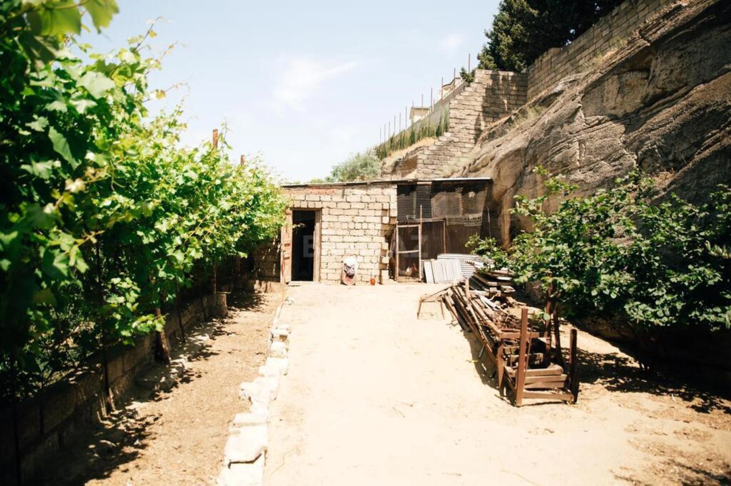 Satılır 10 otaqlı həyət evi 330 m²