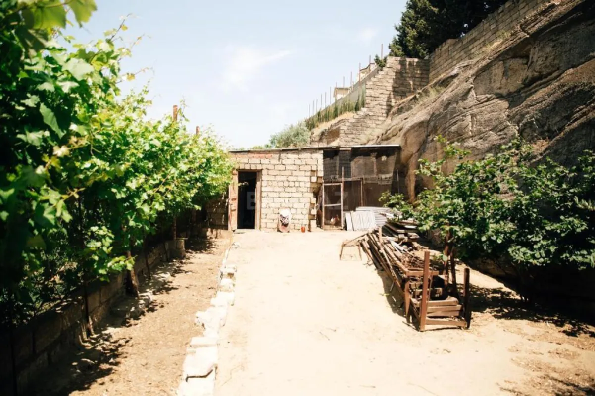 Satılır 10 otaqlı həyət evi 330 m²