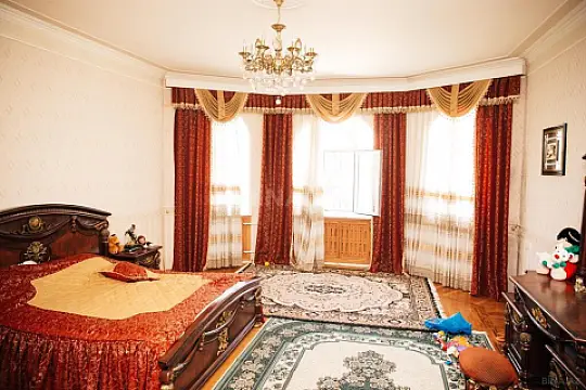 Satılır 10 otaqlı həyət evi 330 m²