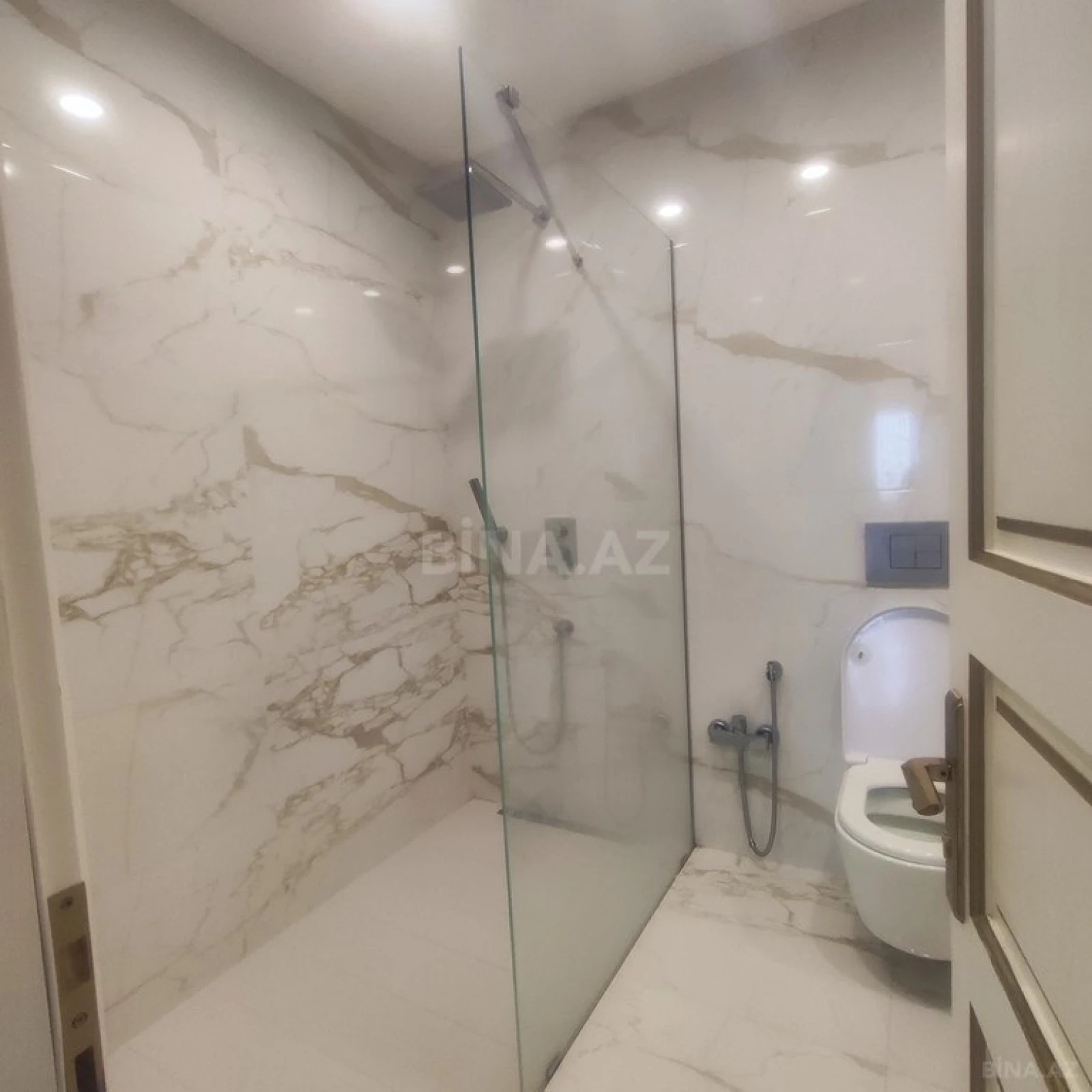 Kirayə verilir 3 otaqlı mənzil 180 m²