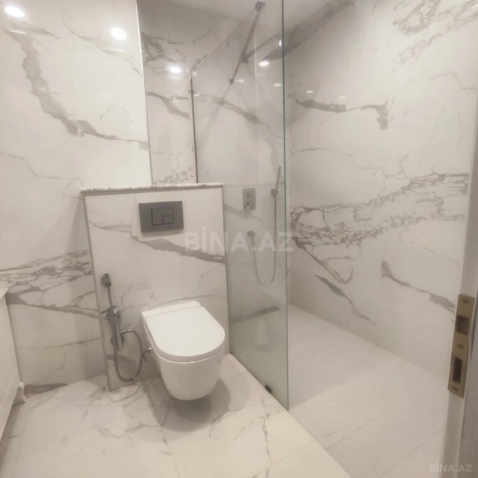 Kirayə verilir 3 otaqlı mənzil 180 m²