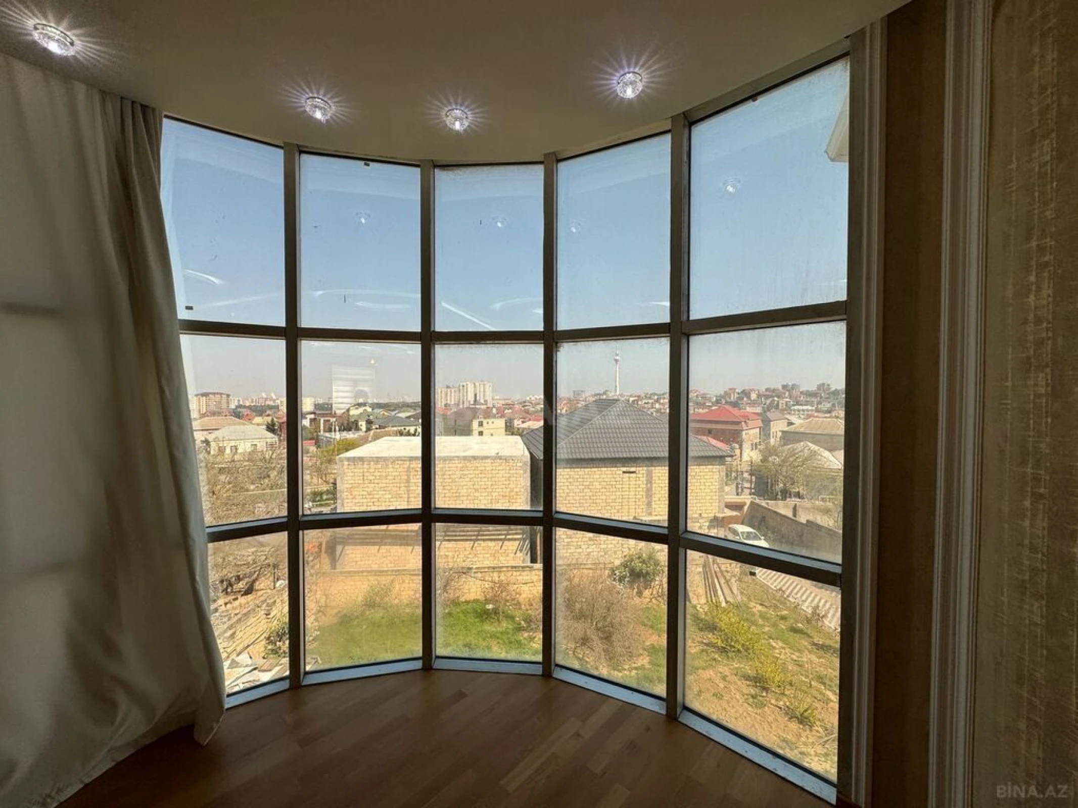 Satılır 8 otaqlı həyət evi 570 m²
