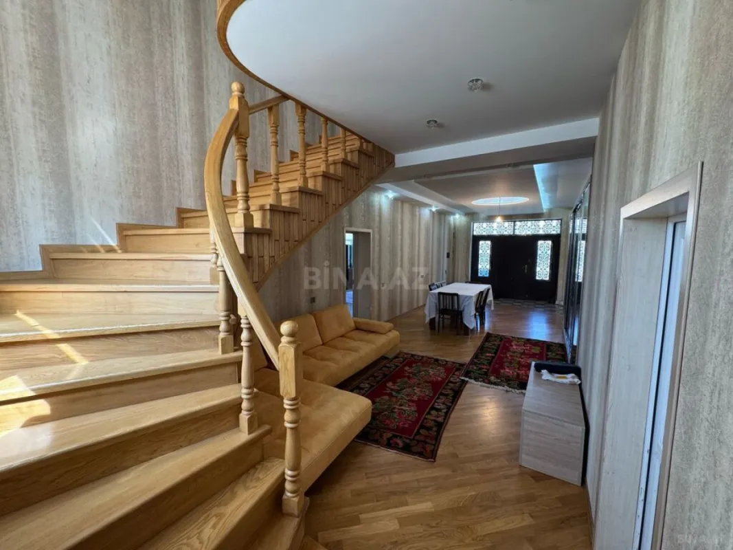 Satılır 8 otaqlı həyət evi 570 m²