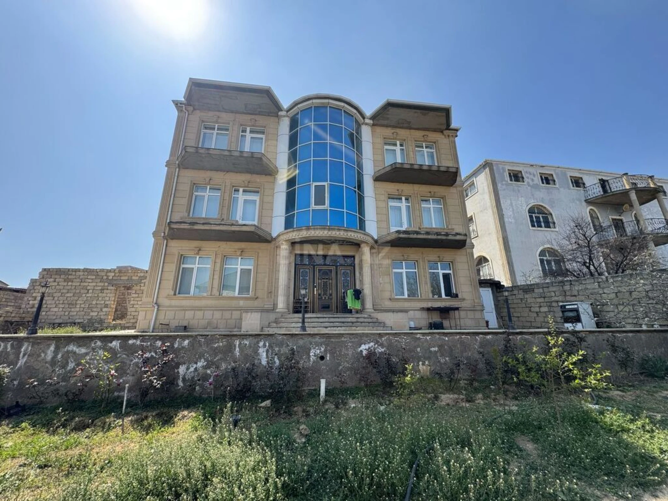 Satılır 8 otaqlı həyət evi 570 m²
