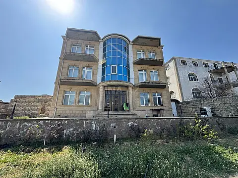 Satılır 8 otaqlı həyət evi 570 m²
