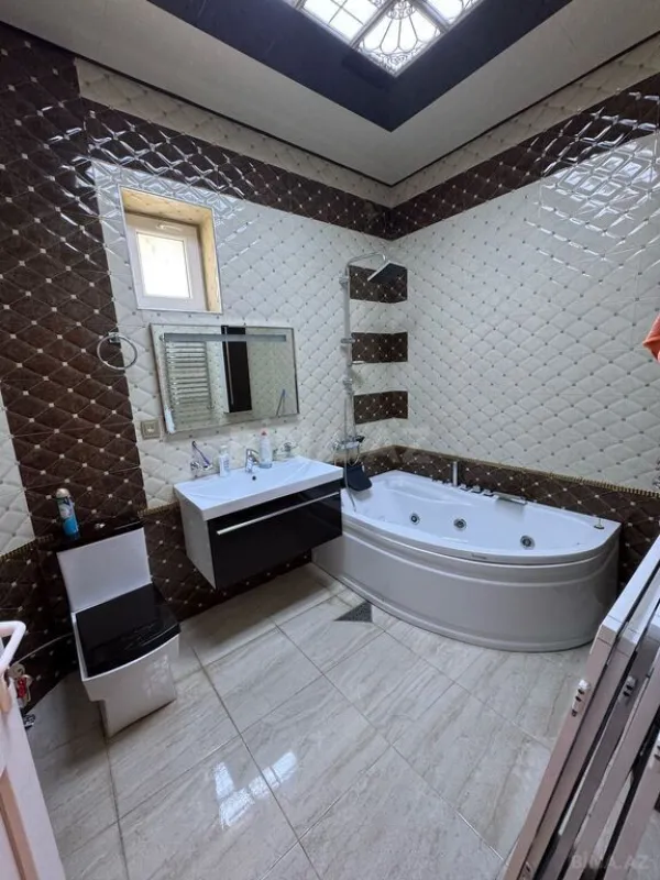 Satılır 8 otaqlı həyət evi 570 m²