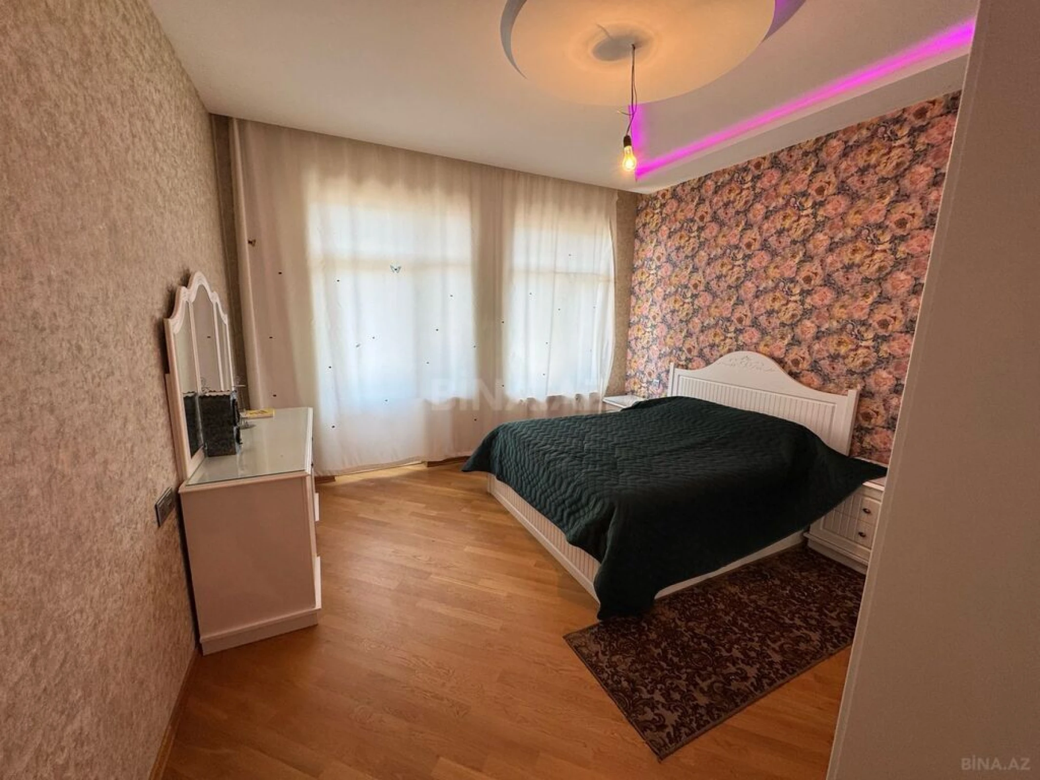 Satılır 8 otaqlı həyət evi 570 m²