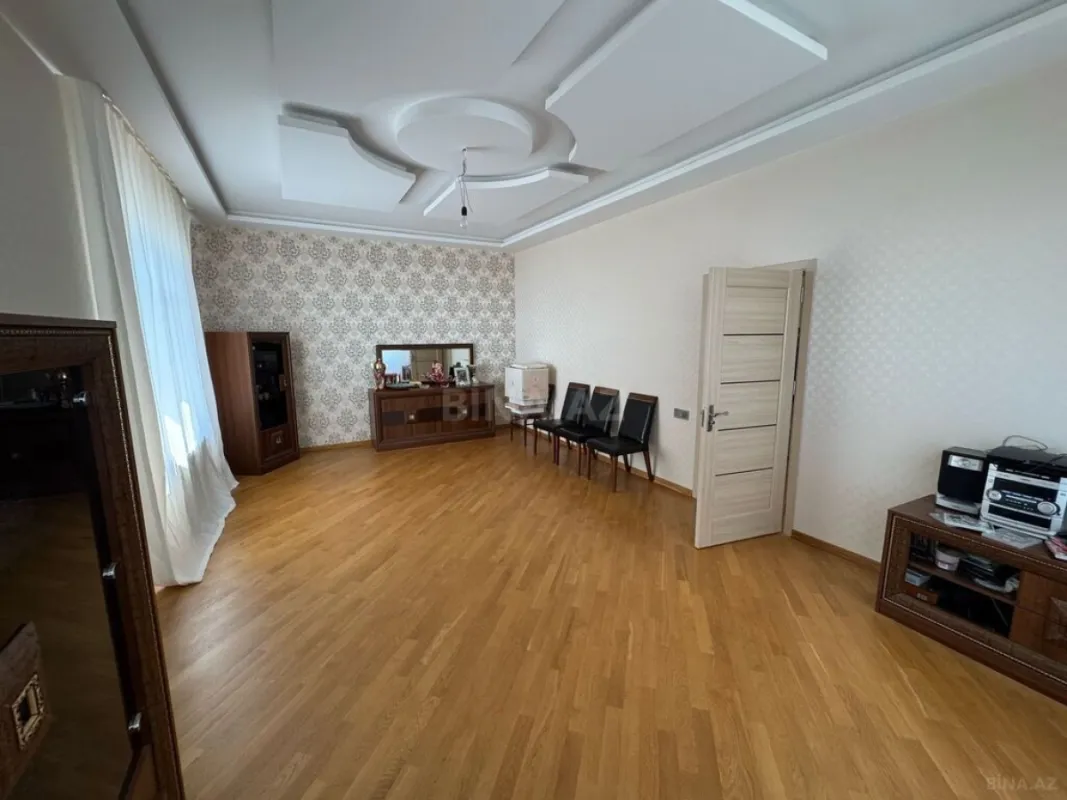 Satılır 8 otaqlı həyət evi 570 m²