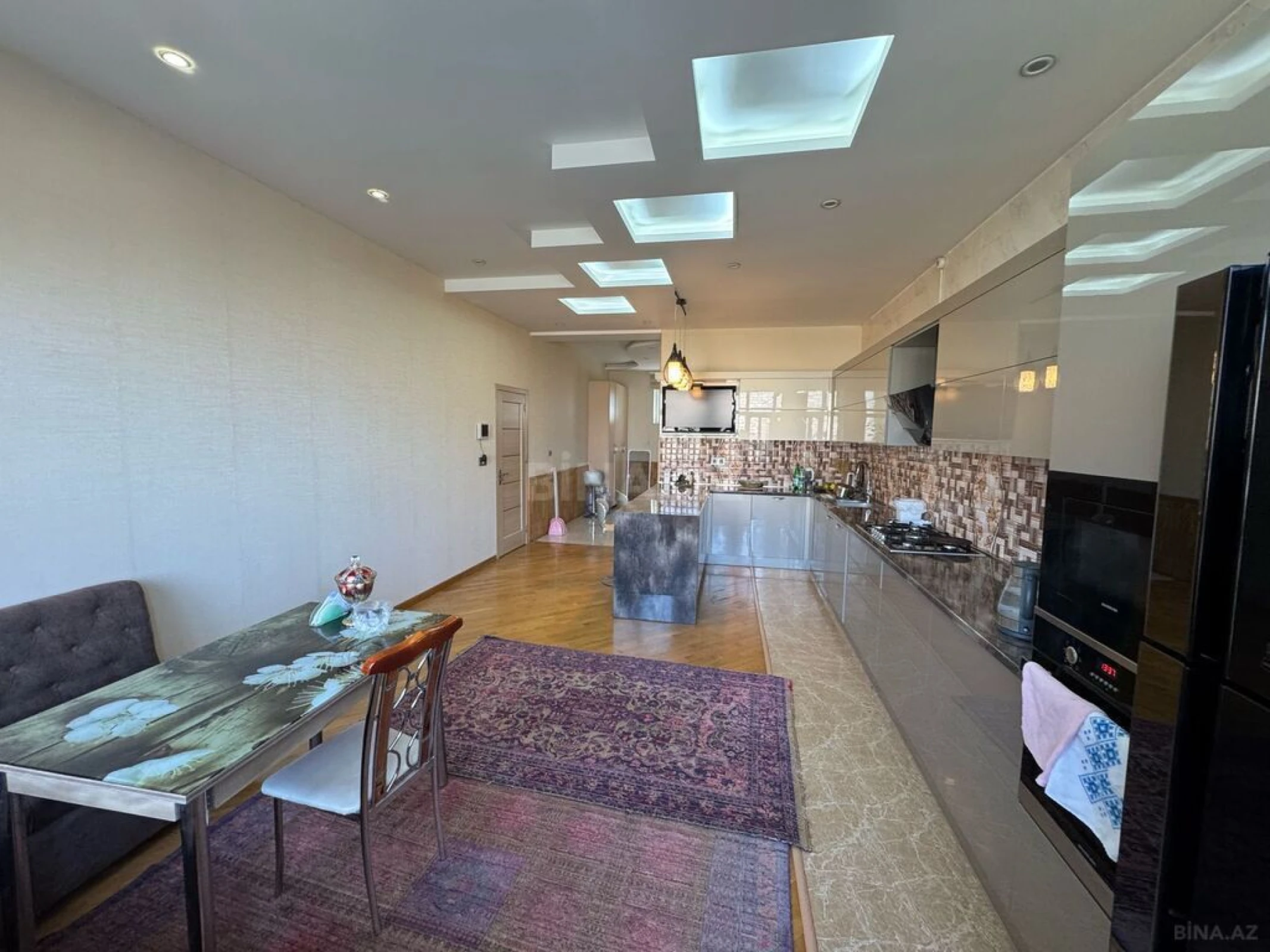 Satılır 8 otaqlı həyət evi 570 m²