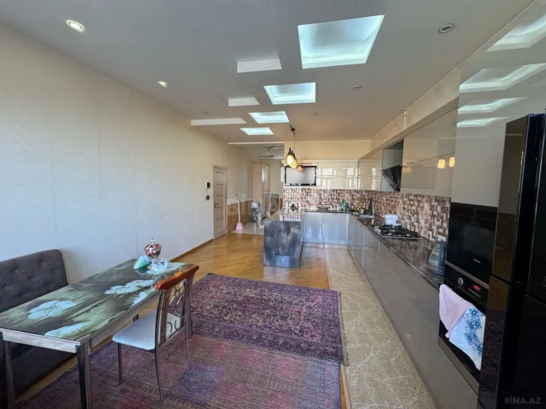 Satılır 8 otaqlı həyət evi 570 m²