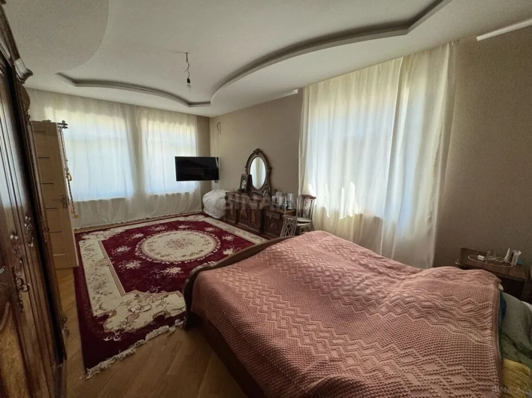 Satılır 8 otaqlı həyət evi 570 m²