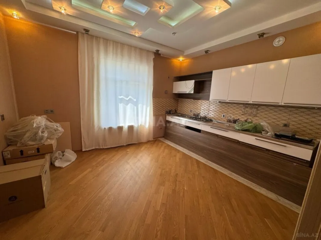 Satılır 8 otaqlı həyət evi 570 m²